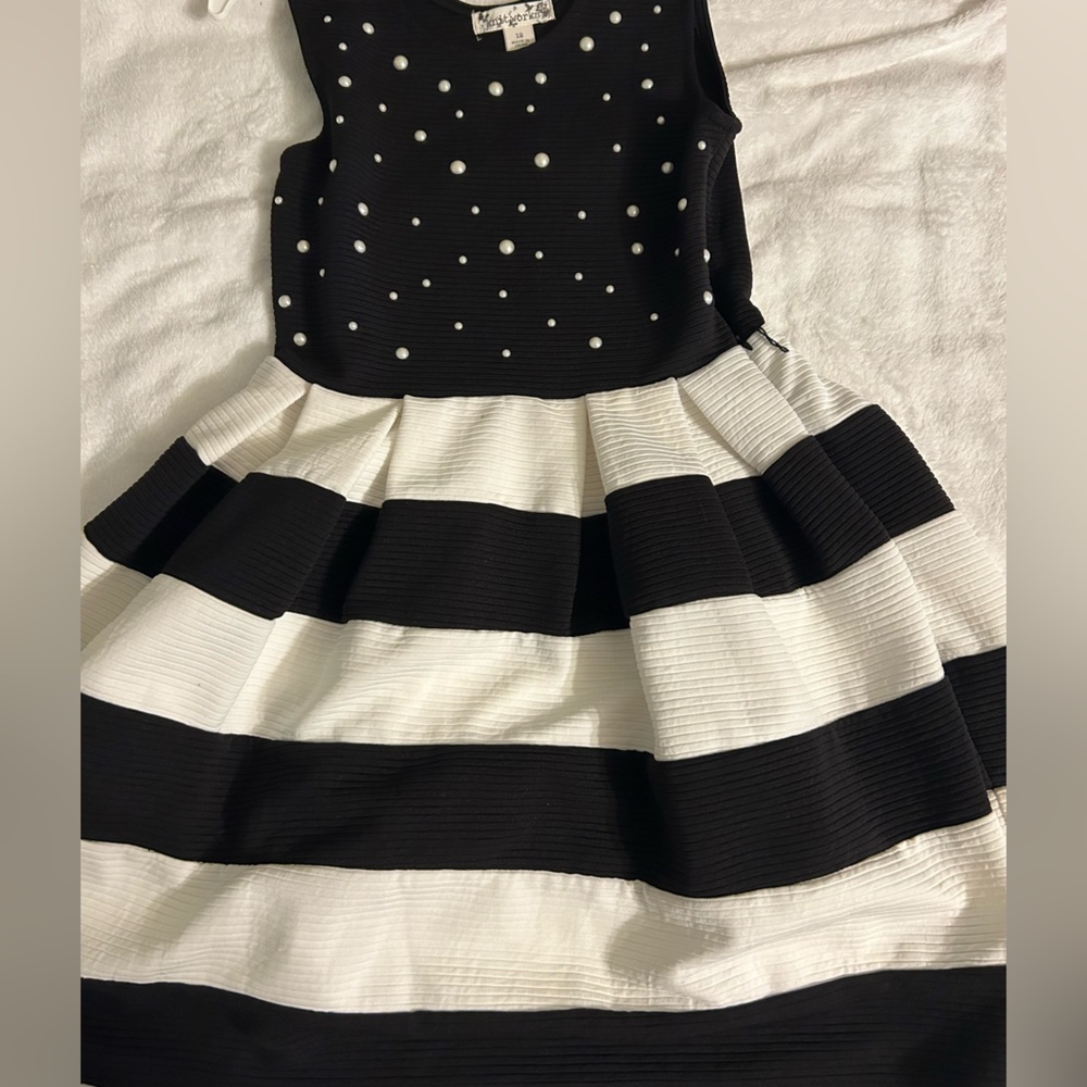 Ribbed dress, with gorgeous pearl details, with a stripped bottom